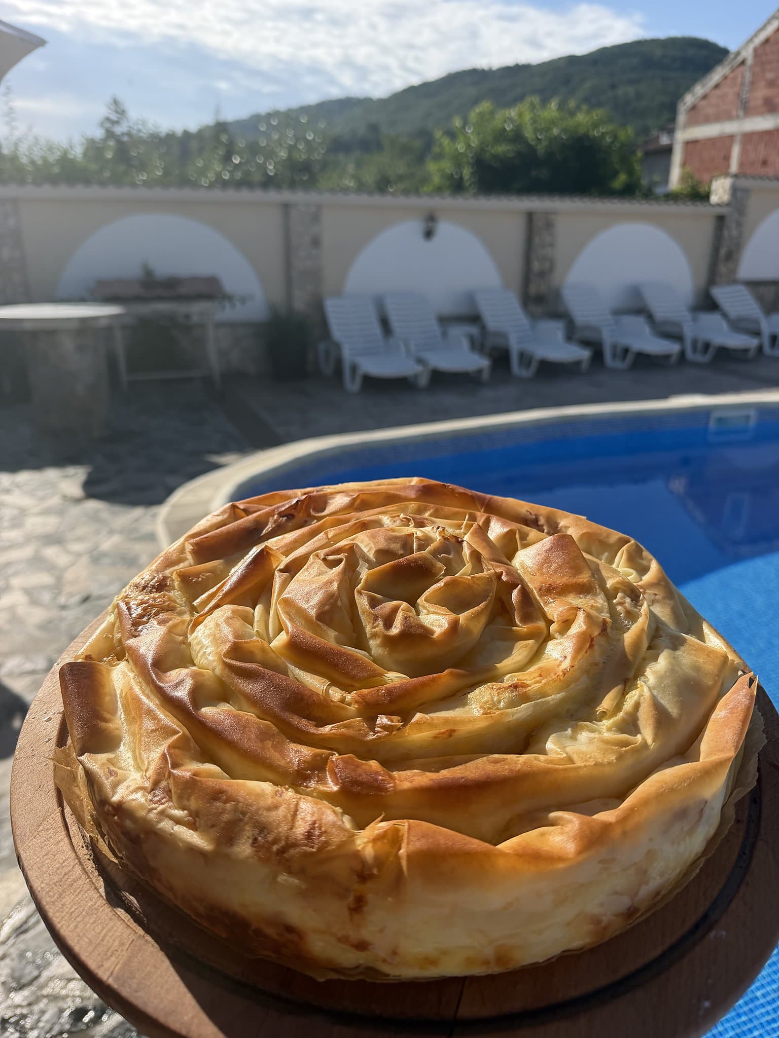 Домашна баница, приготвена в механата